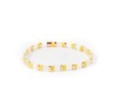 Pulsera elástica con cuentas rectangulares de vidrio color amarillo, blanco y dorado.