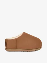 Pantuflas cerradas color marrón claro con interior de piel sintética color crema.