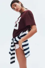 Remera de manga corta color bordó, con cuello redondo y corte holgado. Estampado grande con el número "93" en color blanco en el frente.