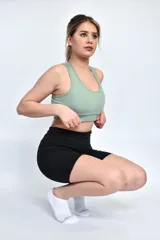 Top deportivo celeste con breteles anchos y espalda deportiva.