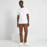 Camiseta blanca de cuello redondo y manga corta.