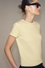 Camiseta de algodón flamé color amarillo claro, con cuello redondo y manga corta de corte regular fit.