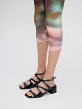 Sandalias de cuero con acabado de charol metalizado en color dorado, con tiras cruzadas en el empeine, taco cuadrado de 4,5 cm y correa ajustable en el tobillo.