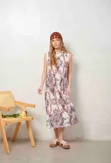 Vestido midi sin mangas, con escote en V y estampado estilo paisley en tonos marrones y violetas sobre fondo blanco.