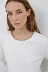 Remera de manga larga color blanco, con cuello redondo decorado con un bordado festoneado a contratono en color verde oliva.