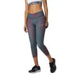 Calza capri deportiva New Balance, con tecnología NB Dry de secado rápido, tiro medio, corte ajustado y estampado reflectante en la parte inferior de la pierna.