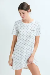 Camisón de algodón con estampado de pequeñas flores, cuello redondo y mangas cortas. Presenta un corte recto y logo bordado en el pecho.