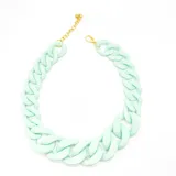Collar corto de cadena gruesa color verde menta, con eslabones grandes de resina opaca y cierre de mosquetón dorado con cadena de alargue.