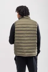 Chaleco puffer negro con cierre frontal y cuello alto.