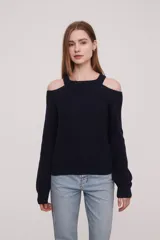 Sweater rojo de tejido de punto con cuello redondo y manga larga con hombros descubiertos.