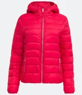 Campera puffer ultra ligera de Blue Steel, color rojo, con capucha, cierre frontal y bolsillos laterales con cremallera. Diseño acolchado con relleno sintético.