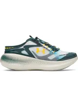 Championes de running Under Armour modelo Echo, con diseño moderno y técnico. Presentan una parte superior translúcida multicapa con malla transpirable, sistema de cordones elásticos asimétricos y amortiguación reactiva UA HOVR en la entresuela. Combinan tonos verde oscuro, blanco, gris y detalles en amarillo brillante.