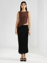 Top azul eléctrico con textura plisada, sin mangas, con corte asimétrico en la cintura y espalda descubierta.