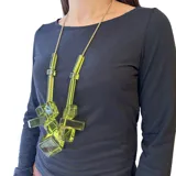 Collar largo con cadena dorada y colgante de resina con cubos translúcidos.