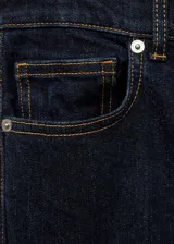 Pantalón jeans de tiro alto con diseño acampanado, confeccionado en tejido de algodón con un ligero toque de elastano. Presenta un lavado oscuro tipo rinse, cierre frontal con cremallera y botón, y cuenta con cinco bolsillos.