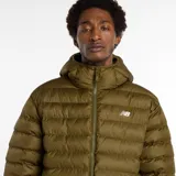 Campera acolchada New Balance con capucha, cierre frontal bidireccional y puños elásticos. Presenta un diseño liso en color verde militar con el logo de la marca bordado en el pecho.