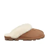 Pantuflas Ugg modelo Coquette color marrón con interior de piel de oveja color crema.