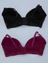 Pack de dos soutiens sin aro y con copa formada, marca Jessica Simpson. Uno es negro y el otro es color borgoña. Ambos tienen breteles fijos regulables, detalles de encaje y abrochan en la espalda con tres posiciones.