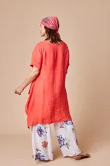 Blusa blanca de lino con corte irregular y zócalo de satén.