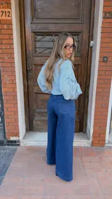 Jean de corte wide leg en azul oscuro, con tiro alto y diseño amplio en las piernas.