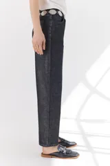 Pantalón de jean negro con lurex plateado, corte mom jean y tiro alto.