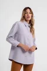 Camisa magenta de corte holgado con cuello clásico y cierre frontal con botones.