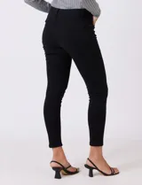 Jean modelo skinny de la marca DJeans, color azul oscuro. Presenta un diseño de tiro medio con cierre frontal y botón, además de bolsillos funcionales tanto en la parte delantera como en la trasera.