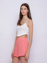 Short negro de tela texturada con elástico en la pretina y cordón para ajustar.