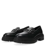 Mocasines de cuero negro con suela track dentada y detalle de herraje metálico plateado sobre el empeine.