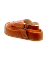 Sandalia de cuero negra con plataforma, tira ancha sobre el empeine, tira entre los dedos y tira trasera con hebilla.