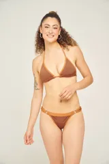 Tanga negra de tiro alto con doble tira ajustable en los laterales y forro interno.