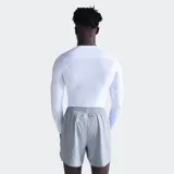 Remera deportiva de compresión de manga larga marca 2XU, color negro, con cuello redondo y diseño ajustado. Presenta detalles gráficos reflectantes en la manga izquierda y el logo de la marca impreso en el pecho.