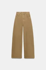 Jeans de tiro alto y estilo extra wide leg, con diseño de cinco bolsillos y lavado desgastado. Cuenta con cierre frontal con cremallera y botón metálico.