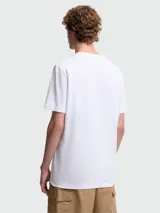 Remera de algodón blanca de corte clásico, con cuello redondo y mangas cortas. Presenta el nombre de la marca estampado en el frente en color negro, acompañado por el logo icónico de la marca en pequeño.