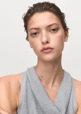 Top gris plateado de tejido de punto fino con hilos de lúrex, cuello drapeado, tirantes anchos y diseño sin mangas.