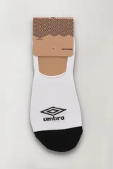 Medias invisibles Umbro de color negro con puntera gris y logo de la marca bordado en el empeine.