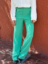 Pantalón de vestir verde claro, de corte recto y tiro alto.