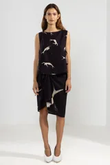 Musculosa negra con estampado de sirenas blancas, corte recto y lazos laterales ajustables.