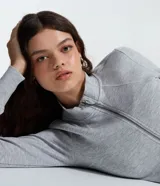 Saco Blue Steel de modal color gris melange, con cuello alto, mangas largas y cierre frontal por cremallera. Presenta diseño con recortes modernos.