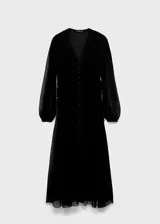 Vestido midi de gasa color negro, con cuello en pico, cierre frontal con botones y mangas largas abullonadas. Presenta un diseño recto con abertura frontal en el bajo y forro interior.