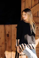 Buzo de algodón tejido a máquina con lurex, de cuerpo oversize, mangas angostas y cuello a la base. Terminaciones en crochet hechas a mano.