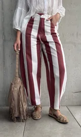 Jean barrel de tiro medio, con diseño de rayas verticales en color rojo y blanco, confeccionado en denim sin elastano.