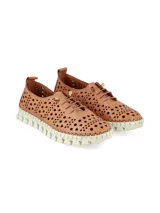 Sneaker Fiorella de cuero napa tostado con perforaciones geométricas y suela de caucho blanca con diseño zigzag.