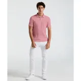 Polo rosado de piqué con cuello clásico, tapeta de dos botones y logo bordado en el pecho.