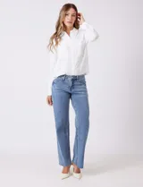 Jean recto de mujer, color azul claro, con pretina con pasadores, botón y cierre. Cuenta con bolsillos delanteros y traseros, y costura lateral asimétrica.