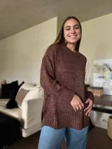 Sweater de punto color crudo con lurex, de silueta holgada y cuello redondo.