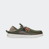 Calzado Hey Dude Bradley Blipper Nylon, color verde militar con detalles en marrón y cordones naranjas. Diseño tipo mocasín con suela blanca y texturizada.