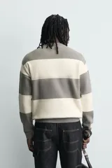 Sweater de punto regular fit, con diseño de rayas horizontales anchas en color gris y blanco, cuello redondo, manga larga y acabados en rib.