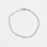 Pulsera de cadena tipo figaro fabricada en plata 925, con cierre de mosquetón.