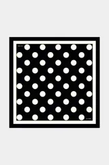 Pañuelo cuadrado de diseño clásico con estampa de lunares blancos sobre fondo negro, con bordes enmarcados y la marca impresas en las esquinas.